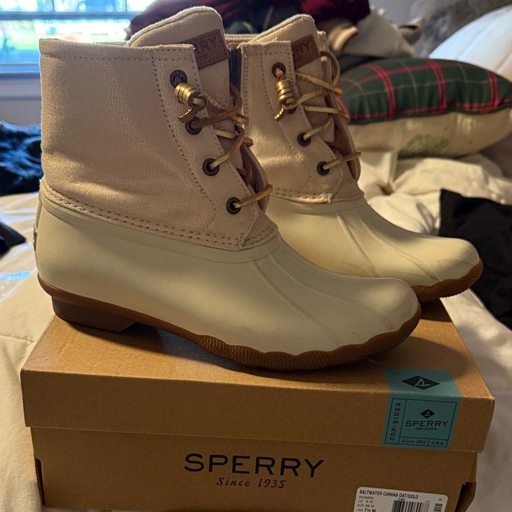 Sperry Women's Cream and Tan Winter Boots